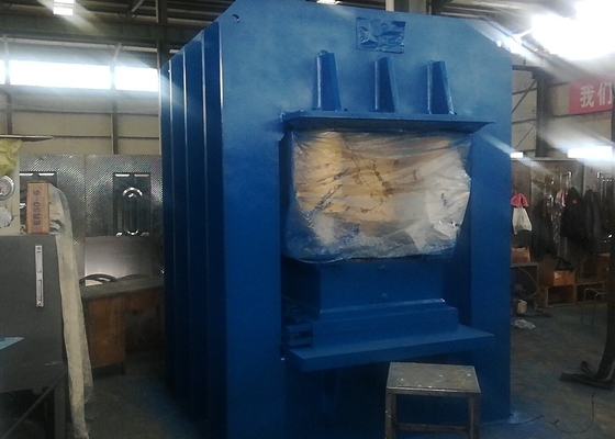 ศูนย์กลาง 15kw 2500T ประตูเหล็กลายนูนเครื่องกดไฮดรอลิก